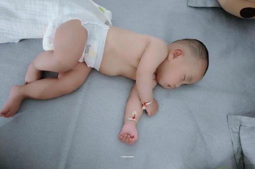 保山三个月宝宝抬头不稳